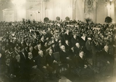 Een plenaire vergadering van Związek Pracy Obywatelskiej Kobiet, een Poolse vrouwenorganisatie, in Warschau, 1933. Zittend uiterst rechts de president van de Republiek, Ignacy Mościcki door Unknown